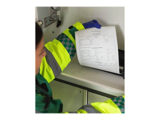 Copy electronic vam predstavlja Printer BROTHER PJ883Z1 A4 Mobile Thermal, Bluetooth, WiFi, USB [PJ883Z1]. Na fotografiji je ženska osoba u radnoj uniformi koja drži isprintati papir.