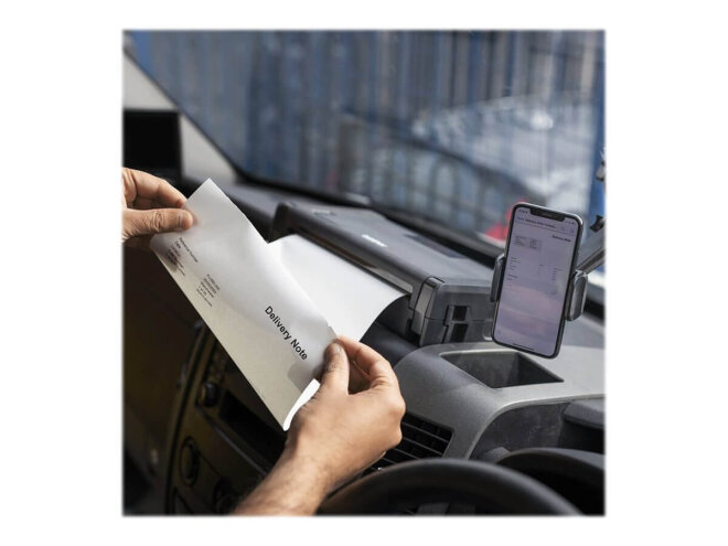 Copy electronic vam predstavlja Printer BROTHER PJ883Z1 A4 Mobile Thermal, Bluetooth, WiFi, USB [PJ883Z1]. Na fotografiji je unutrašnjost auta, printer je postavljen pored volana. I tu su ljudske ruke koje drže isprintani papir