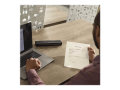 Copy electronic vam redstavlja Printer BROTHER PJ822Z1 A4 Mobile Thermal [PJ822Z1]. Na fotografiji je muškarac koji sijedi za stolom i tipka po laptopu. Sa desne strane je mobilni printer.
